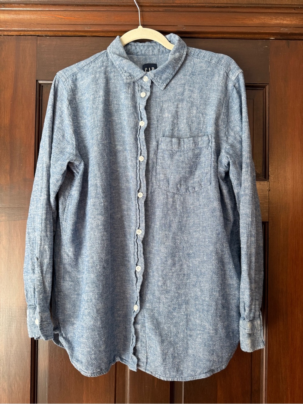 GAP Women’s Heathered Light Blue Linen Button-Down Shirt